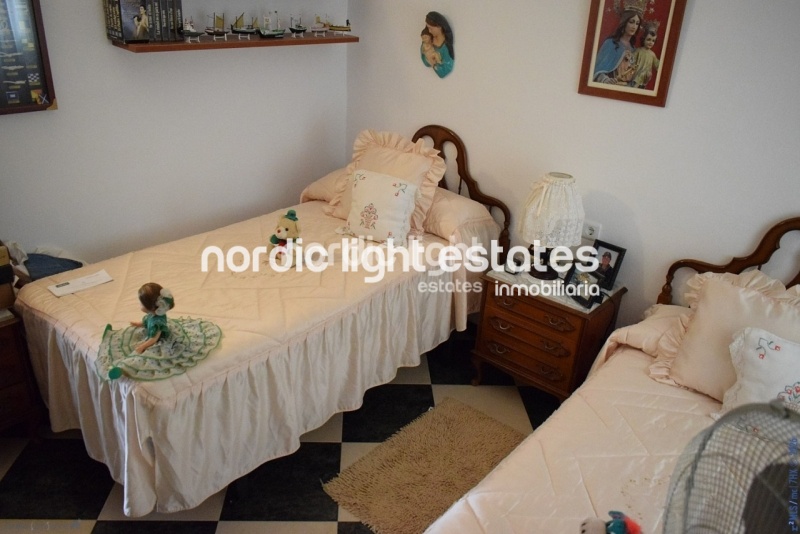 Spacious detached house. garage for 3 cars, swimming pool