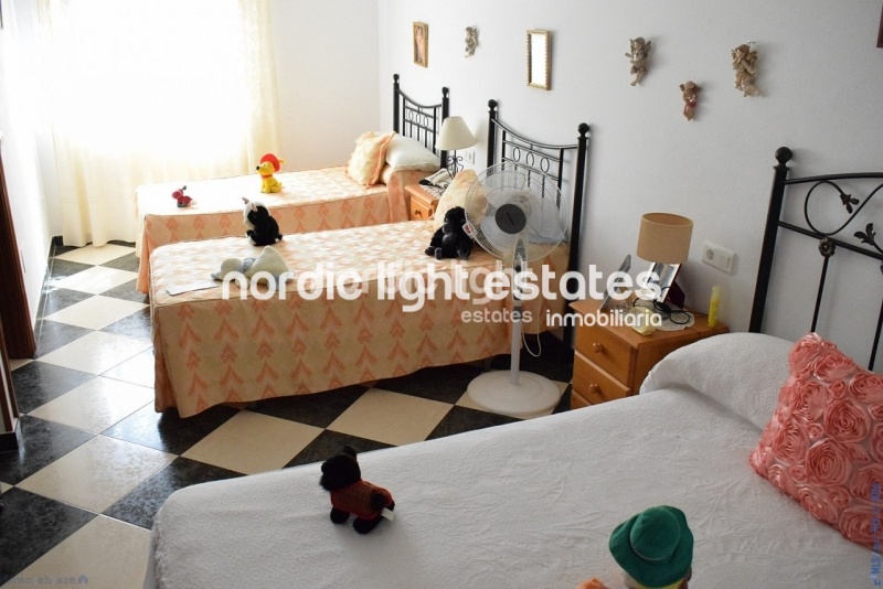 Spacious detached house. garage for 3 cars, swimming pool