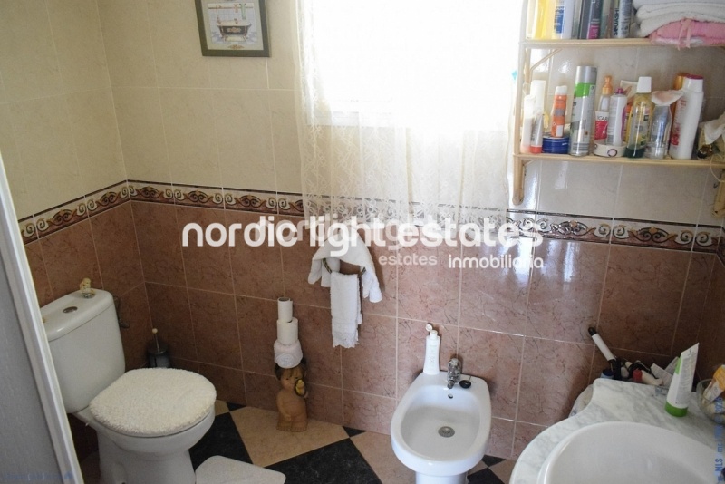 Spacious detached house. garage for 3 cars, swimming pool