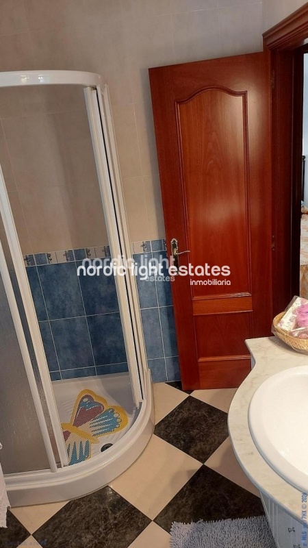 Spacious detached house. garage for 3 cars, swimming pool