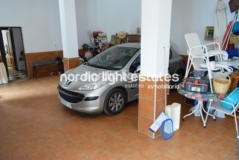 Spacious detached house. garage for 3 cars, swimming pool