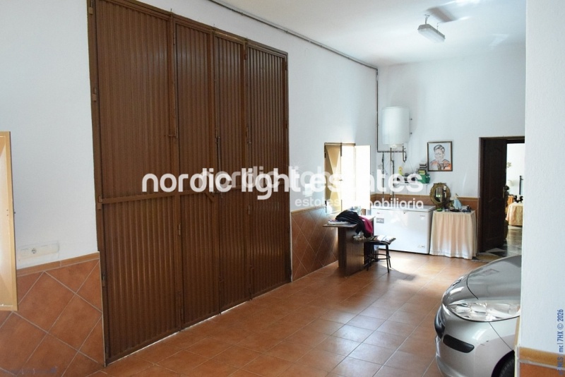 Spacious detached house. garage for 3 cars, swimming pool