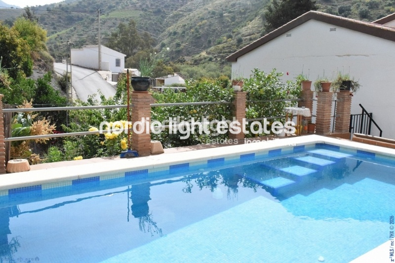 Spacious detached house. garage for 3 cars, swimming pool