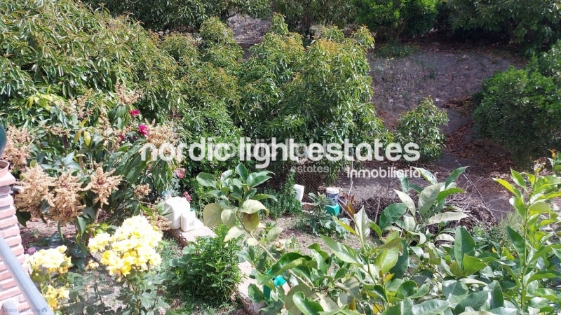 Spacious detached house. garage for 3 cars, swimming pool