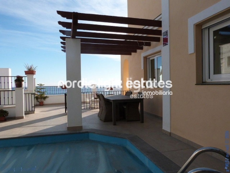 Modern south-facing villa a stone´s throw from the sea 