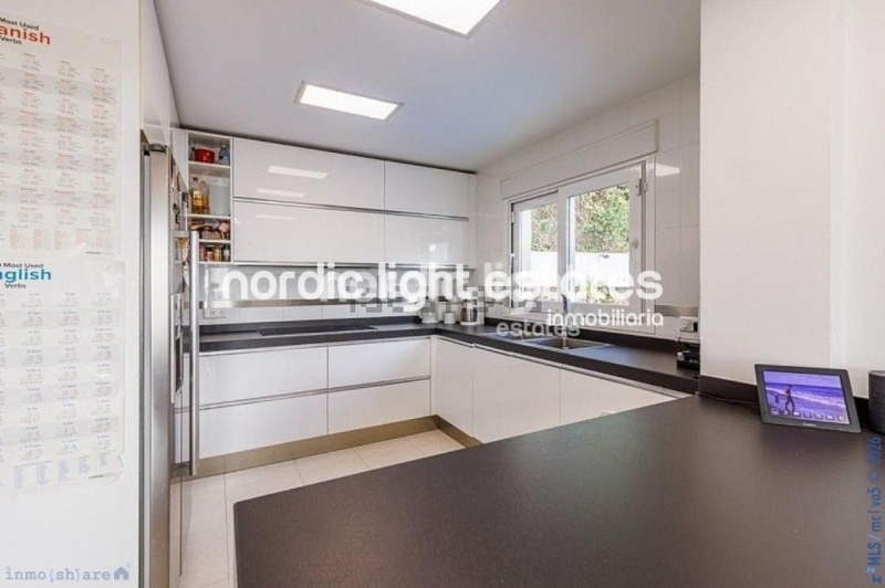 Modern south-facing villa a stone´s throw from the sea 