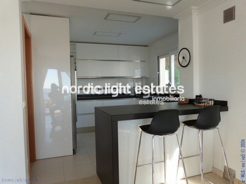 Modern south-facing villa a stone´s throw from the sea 