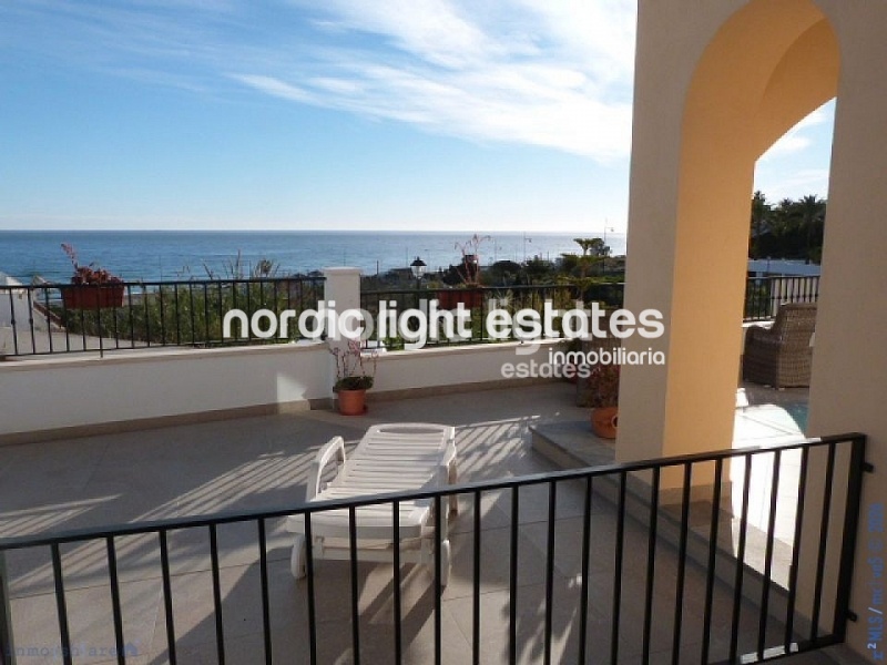 Modern south-facing villa a stone´s throw from the sea 