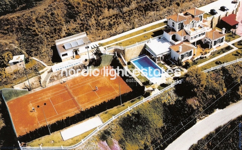 Outstanding villa with tennis court, 5 kitchens and 5 separate entrances