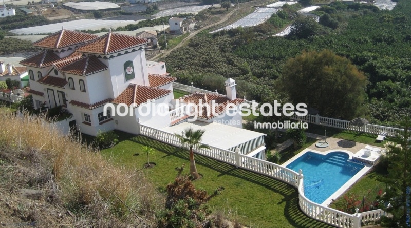 Outstanding villa with tennis court, 5 kitchens and 5 separate entrances