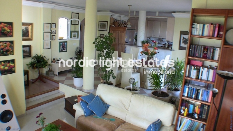 Outstanding villa with tennis court, 5 kitchens and 5 separate entrances