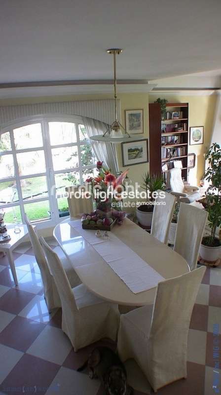 Outstanding villa with tennis court, 5 kitchens and 5 separate entrances