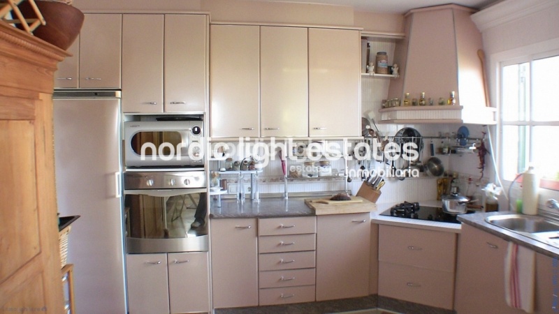 Outstanding villa with tennis court, 5 kitchens and 5 separate entrances