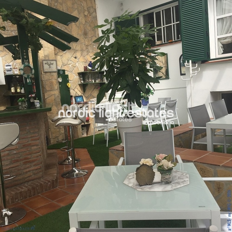 Outstanding villa with tennis court, 5 kitchens and 5 separate entrances