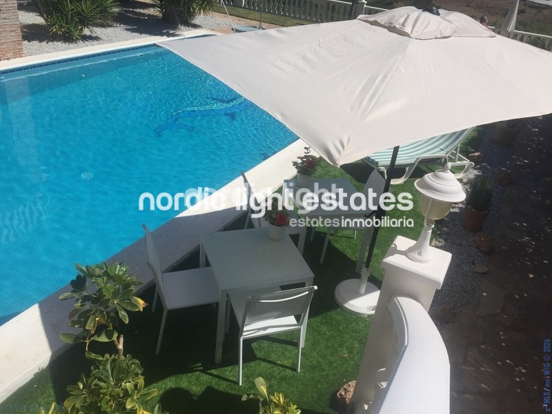 Outstanding villa with tennis court, 5 kitchens and 5 separate entrances