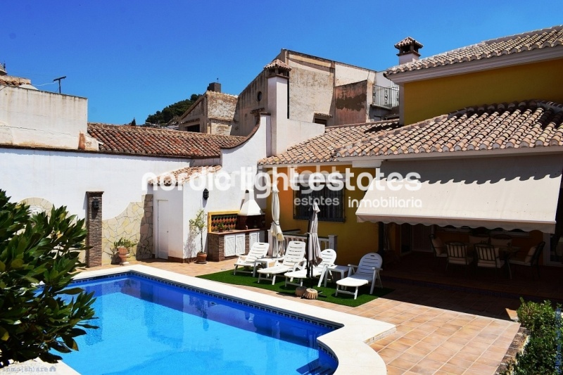 Outstanding 18th century manor house with endless potential