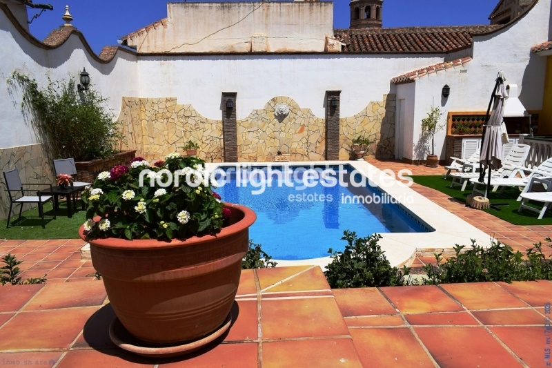 Outstanding 18th century manor house with endless potential