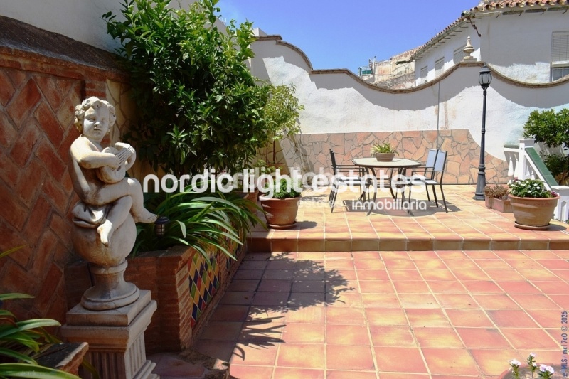 Outstanding 18th century manor house with endless potential