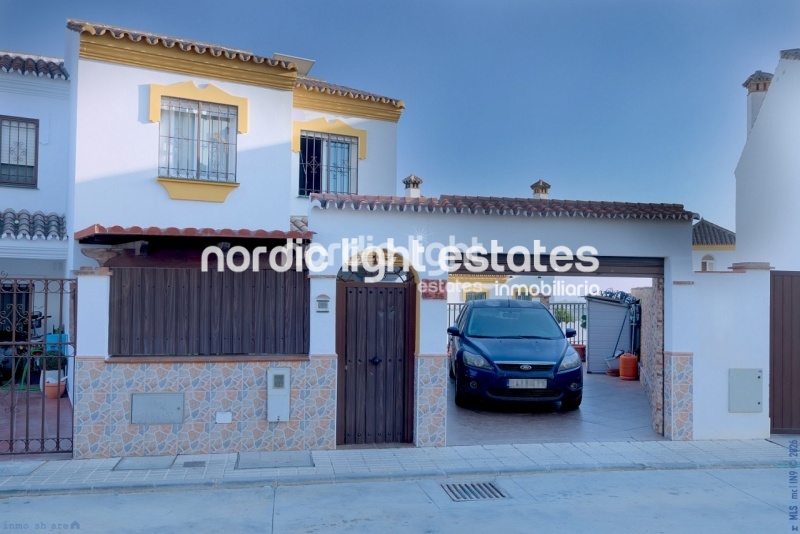 Amplio magnifico chalet pareado con piscina privada