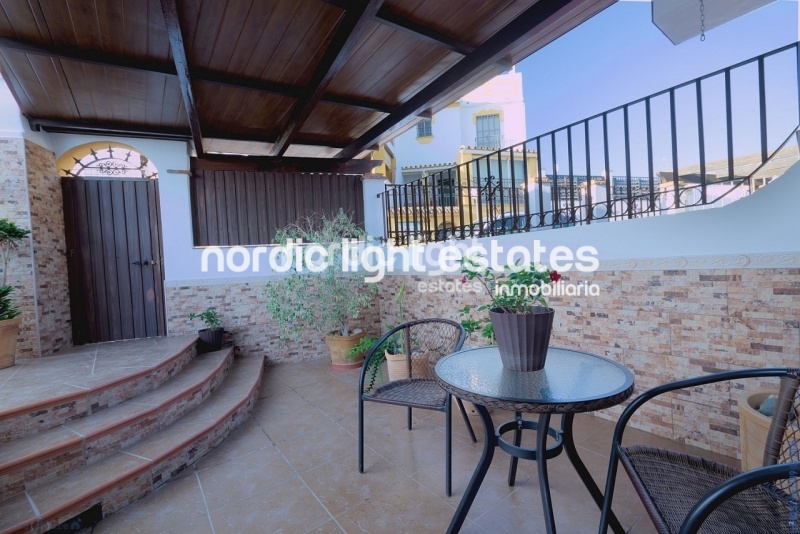 Amplio magnifico chalet pareado con piscina privada