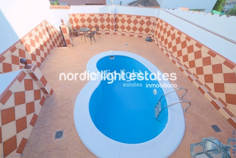 Amplio magnifico chalet pareado con piscina privada