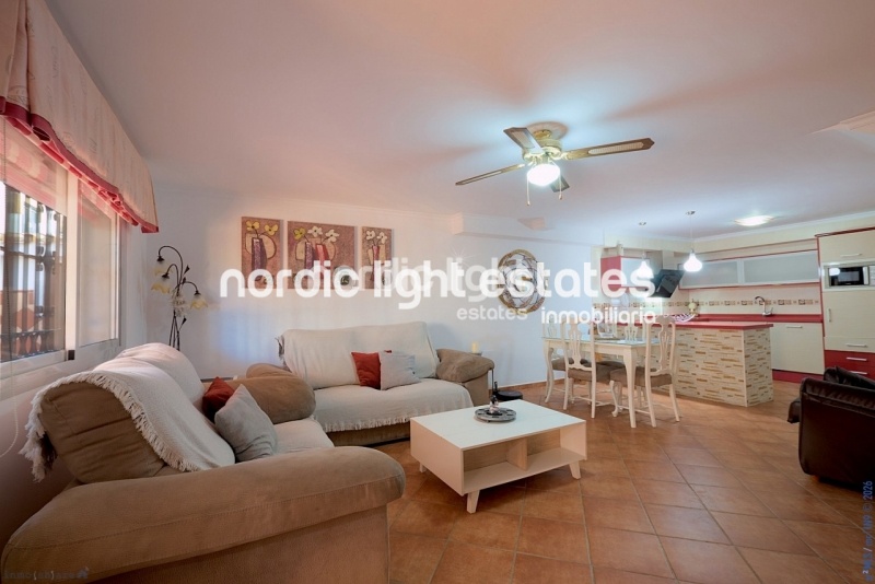 Amplio magnifico chalet pareado con piscina privada