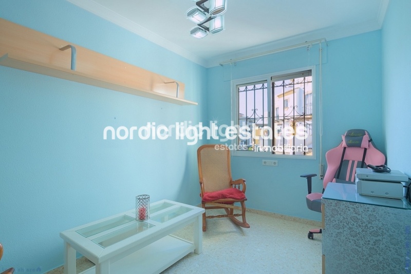 Amplio magnifico chalet pareado con piscina privada