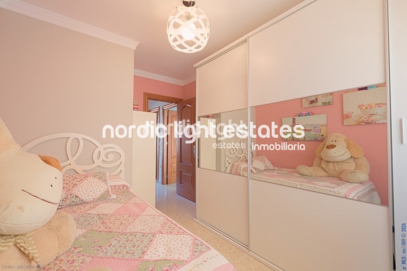 Amplio magnifico chalet pareado con piscina privada