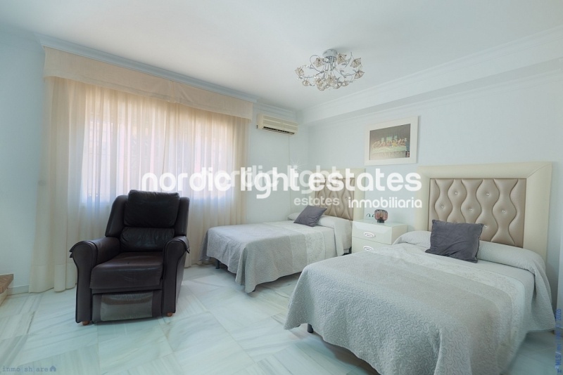 Amplio magnifico chalet pareado con piscina privada