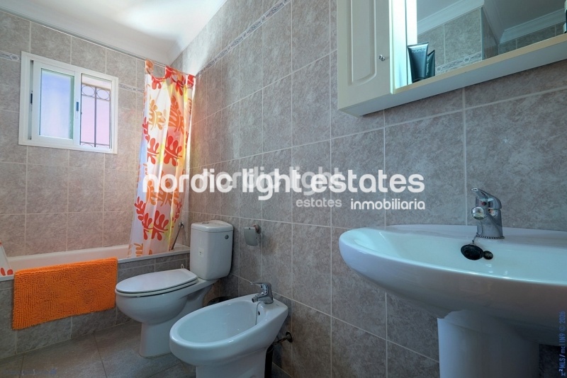 Amplio magnifico chalet pareado con piscina privada