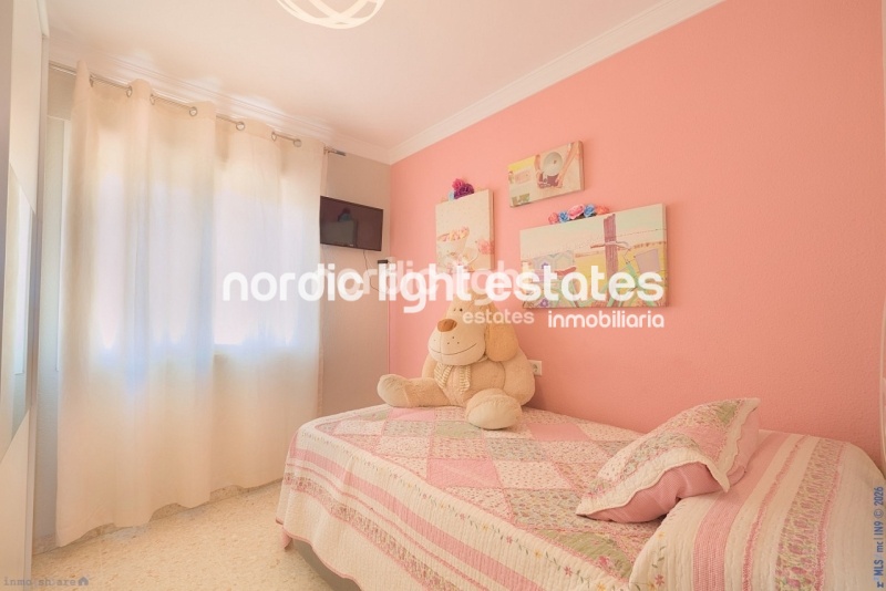 Amplio magnifico chalet pareado con piscina privada