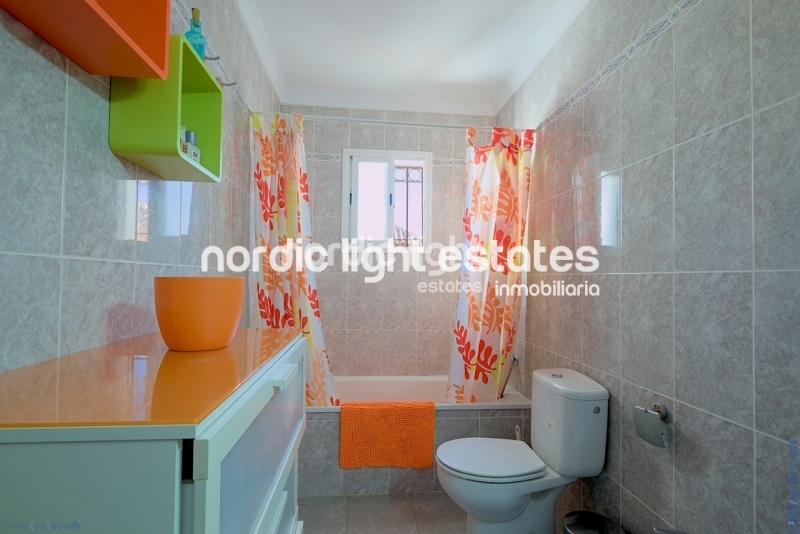 Amplio magnifico chalet pareado con piscina privada