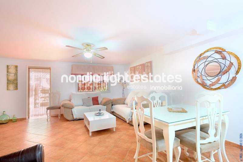 Amplio magnifico chalet pareado con piscina privada