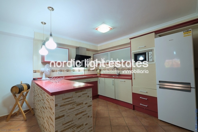 Amplio magnifico chalet pareado con piscina privada