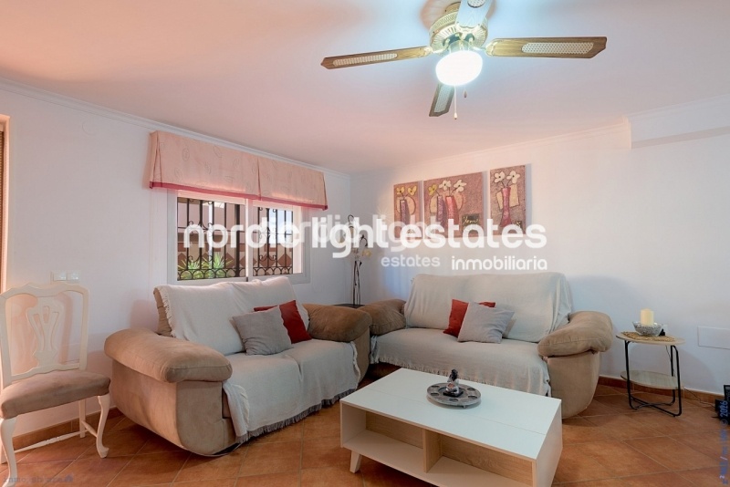 Amplio magnifico chalet pareado con piscina privada