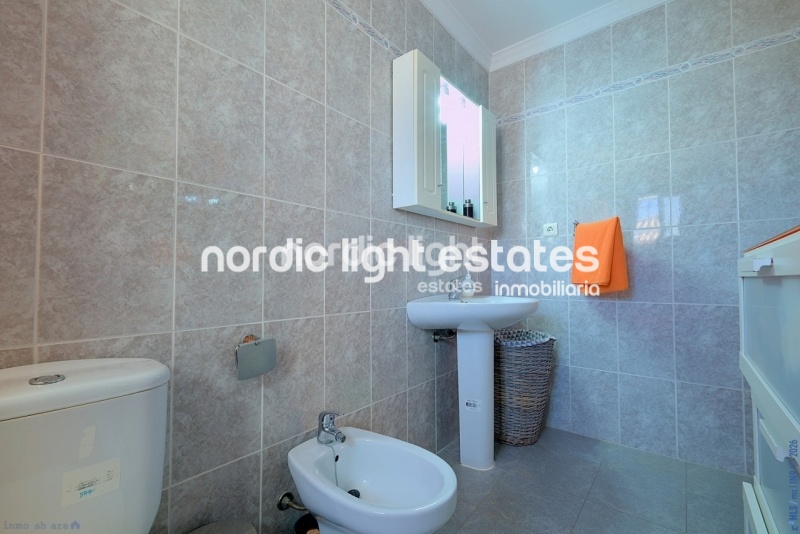 Amplio magnifico chalet pareado con piscina privada