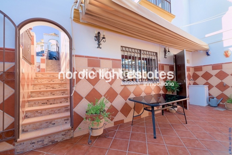 Amplio magnifico chalet pareado con piscina privada