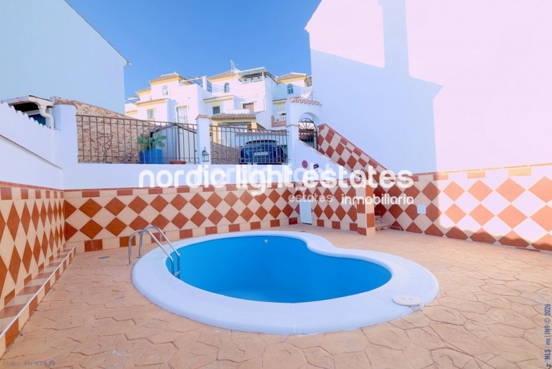 Amplio magnifico chalet pareado con piscina privada