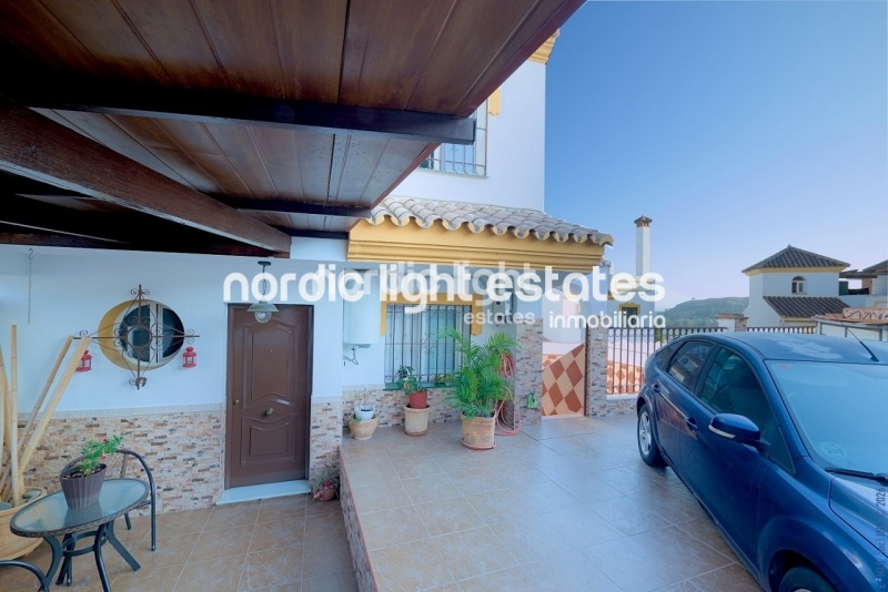 Amplio magnifico chalet pareado con piscina privada