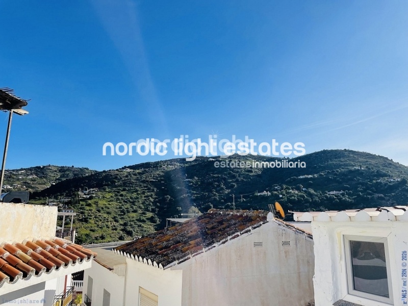 Moderna casa de obra nueva en el centro