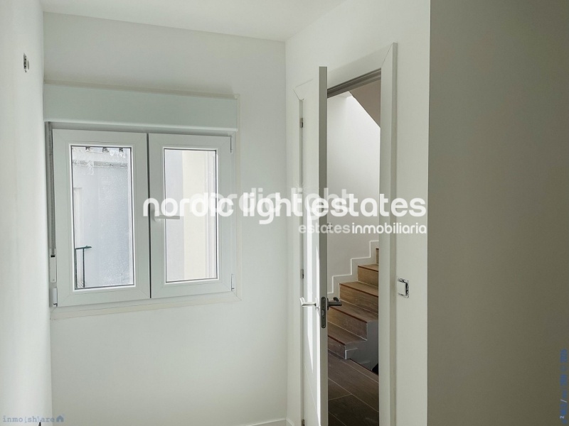 Moderna casa de obra nueva en el centro