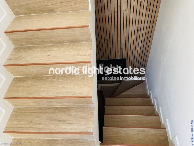 Moderna casa de obra nueva en el centro