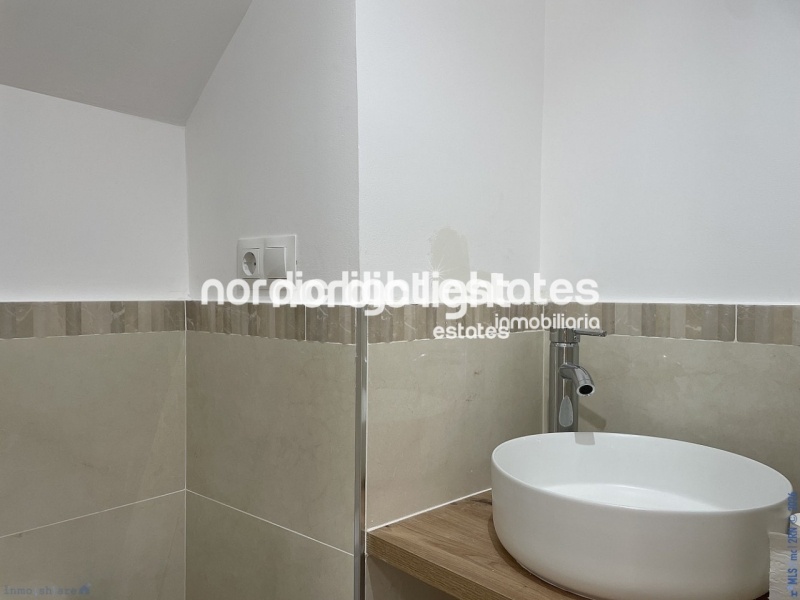 Moderna casa de obra nueva en el centro