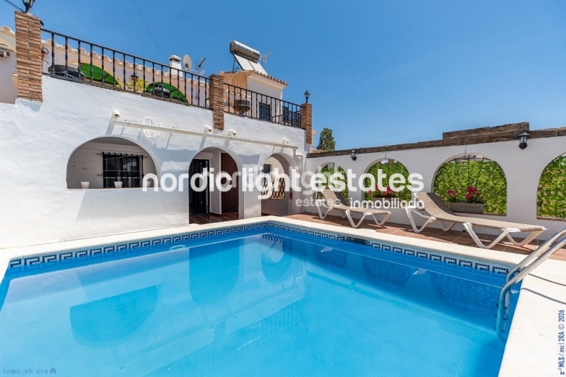 Impresionante villa con apartamento independiente