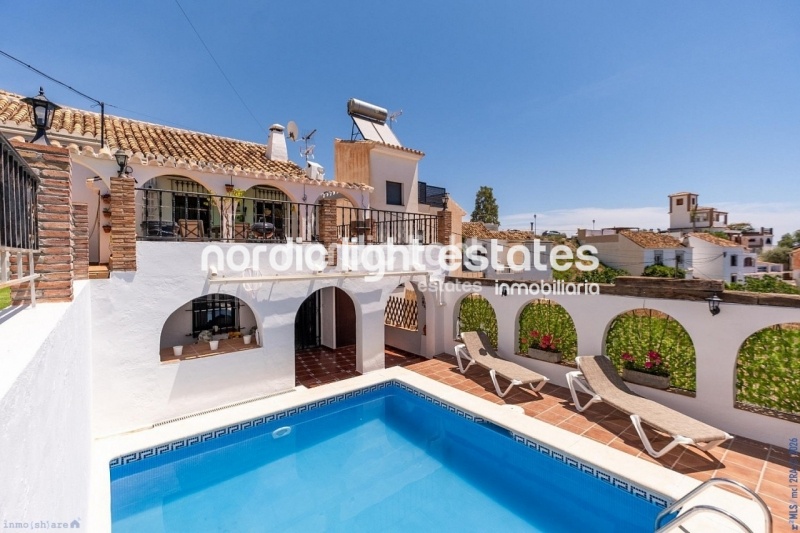 Impresionante villa con apartamento independiente