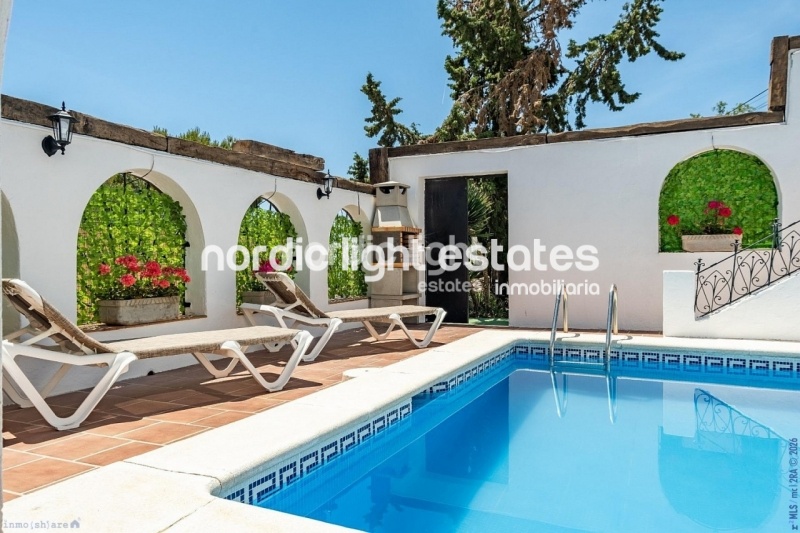 Impresionante villa con apartamento independiente