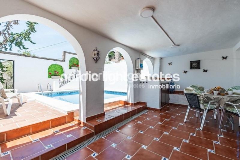 Impresionante villa con apartamento independiente