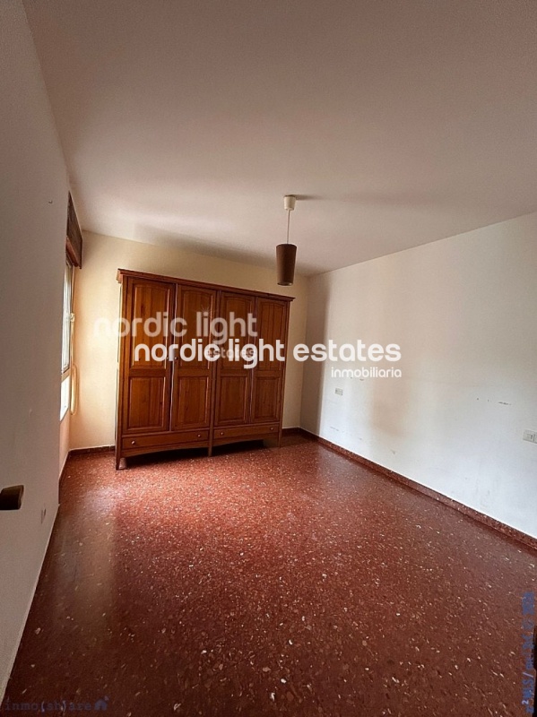 Spacious central apartment for renovation 