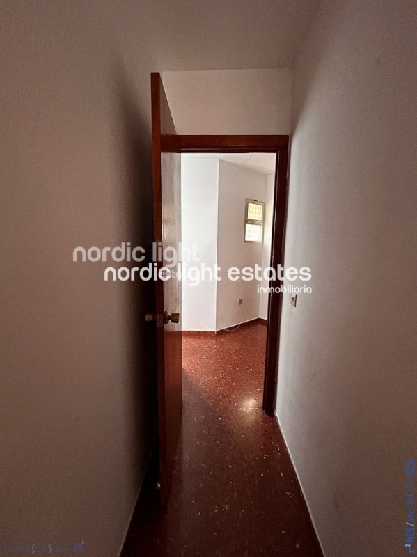 Spacious central apartment for renovation 