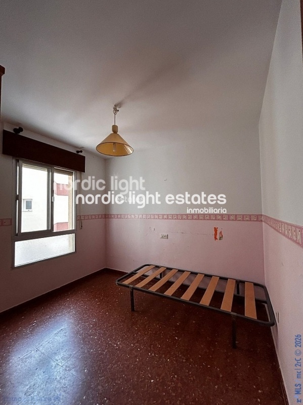 Spacious central apartment for renovation 